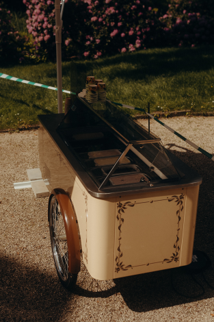 Retro Eiswagen mit Sonnenschirm 